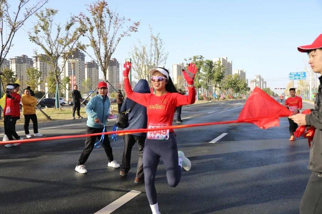 包含大比分获胜引发热议！，阿扎伦卡在DWG比赛中出色发挥赛场气氛高涨的词条